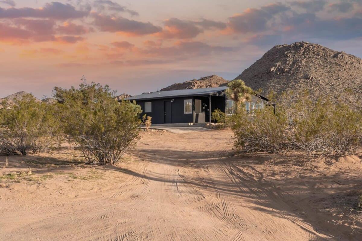 Sacred Haven L Cabin W Cowboy Pool At Park Entrance โจชัวทรี ภายนอก รูปภาพ
